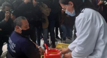 تونس: عضو اللجنة العلمية لمجابهة فيروس كورونا سمير عبد المومن يتلقى اللقاح