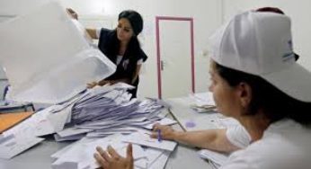 فرع هيئة الانتخابات بقبلي يتسلّم المواد الانتخابية و يشرع في تجهيز قاعة الفرز