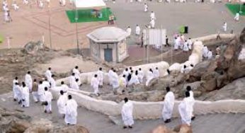 الحجاج يبدأون رمي ”جمرة العقبة” في مشعر منى